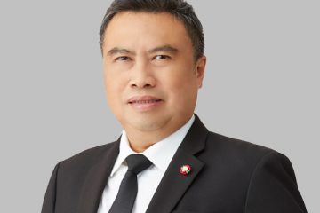 1.คุณพรชัย ฐีระเวช 1