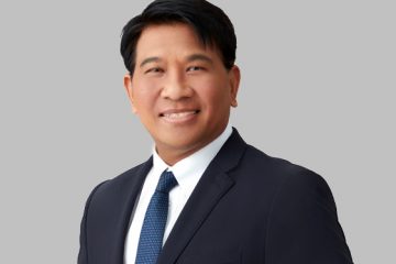 5.รองศาสตราจารย์ ดร.ธนวรรธน์ พลวิชัย 1